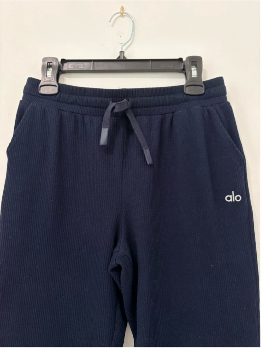 Alo Yoga Muse Sweatpants Sz M Navy EUC - Picture 3 of 10